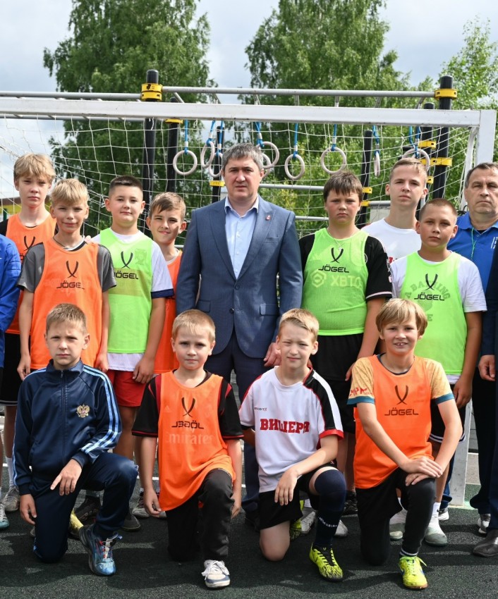 dmitrii-mahonin-s-uchastnikami-proekta-2025.jpg