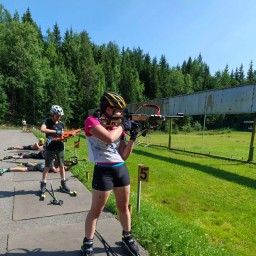 На роллерах с винтовками
