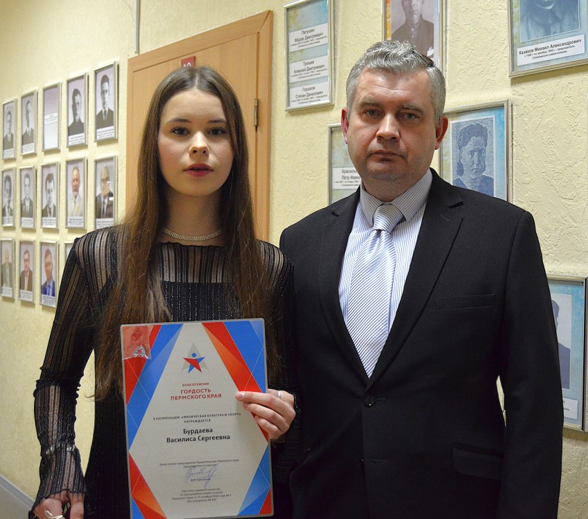 vasilisa-burdaeva-s-papoi.jpg